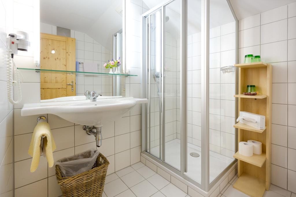 Fruehstueckspension "Schlosswirt" Ossiach Exteriör bild